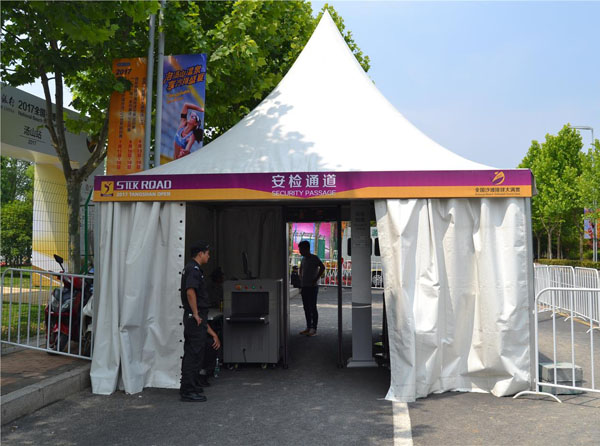 四角尖顶篷房